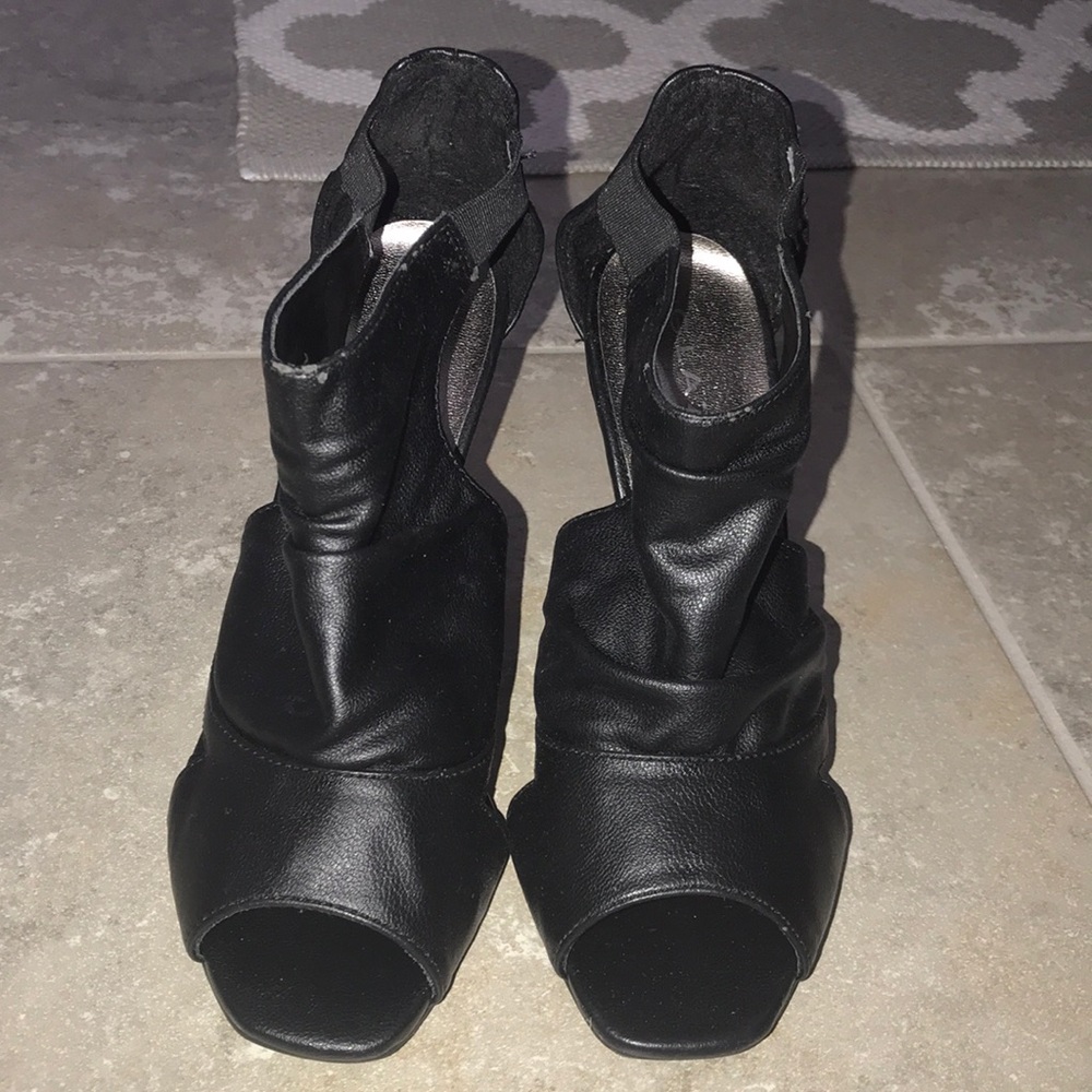 Glaze black peep toe pump